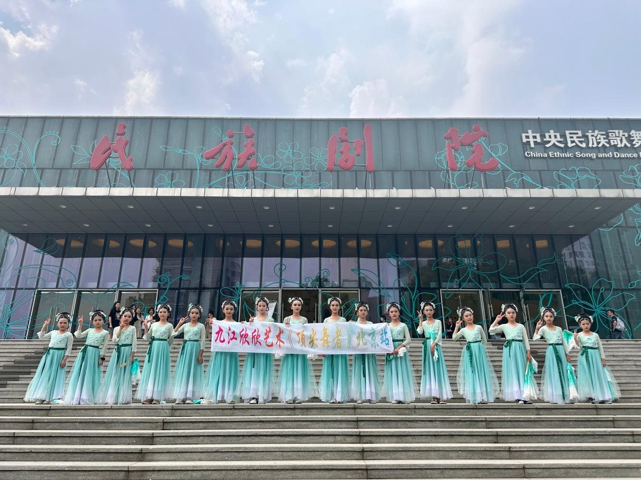 赴京参赛 · 剧院前合影